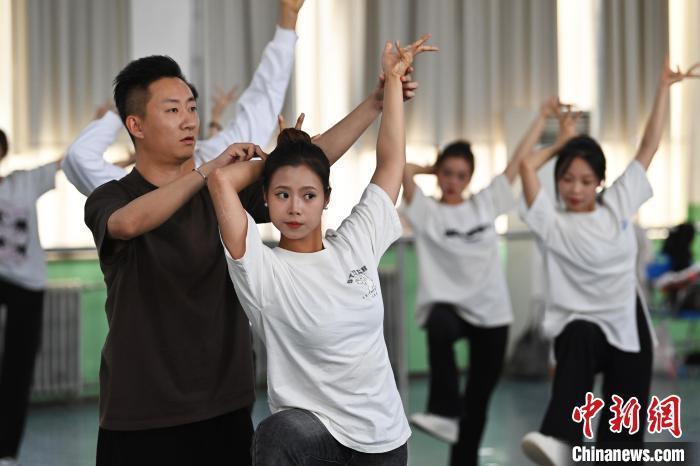 6月6日，在甘肅敦煌青年夜校課程中，青年學(xué)員學(xué)習(xí)敦煌舞課程。李亞龍 攝　　