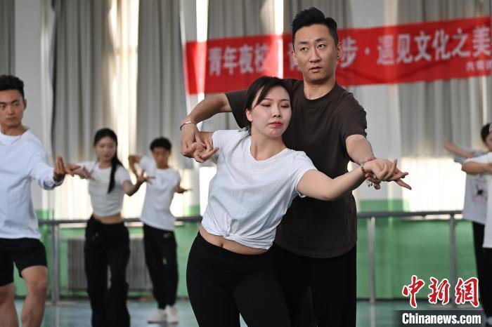 6月6日，在甘肅敦煌青年夜校課程中，學(xué)員學(xué)習(xí)敦煌舞課程。李亞龍 攝　　