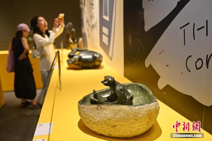 圖為該藝術(shù)展展陳的蛇紋石作品《河馬池》。中新社記者 李亞龍 攝