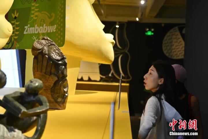 圖為游客參觀藝術(shù)展。中新社記者 李亞龍 攝