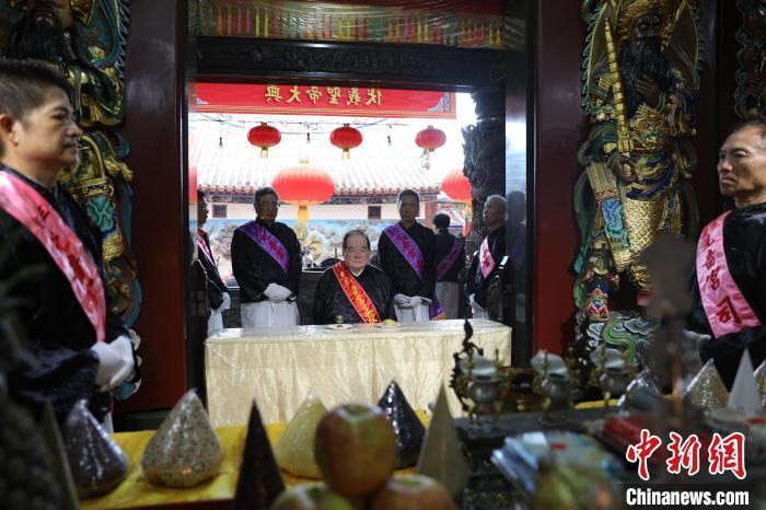 6月21日，“2024(甲辰年)兩岸共祭人文始祖伏羲典禮”在臺灣新北舉行。擔任主祭官的先嗇宮董事長、中國國民黨前秘書長李乾龍(中)出席典禮并擔任主祭官。中新社記者 張曉曦 攝