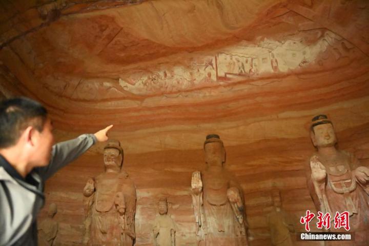 7月15日，甘肅省平?jīng)鍪袥艽h百里石窟長(zhǎng)廊中的南石窟寺1號(hào)窟內(nèi)，工作人員介紹窟內(nèi)僅存的浮雕——佛傳故事。百里石窟長(zhǎng)廊位于涇川縣境內(nèi)，由512個(gè)石窟、5眼窟中石井組成，現(xiàn)存王母宮石窟、鳳凰山石窟、南石窟寺、丈八寺石窟、羅漢洞石窟、太山寺石窟等規(guī)模較大的石窟群，還有數(shù)量眾多的小石窟群。南石窟寺開(kāi)鑿于北魏永平三年，其中1號(hào)窟屬于大型七佛窟，七佛高達(dá)6米。中新社記者 李亞龍 攝</p>
<p>