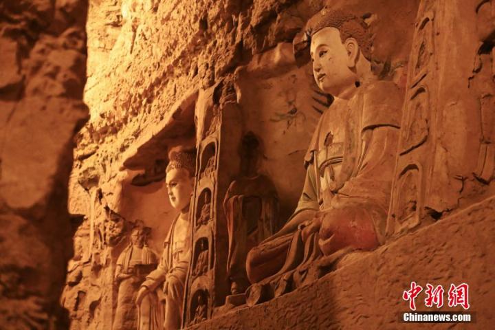 7月15日，甘肅省平?jīng)鍪袥艽h百里石窟長(zhǎng)廊中的王母宮石窟造像。百里石窟長(zhǎng)廊位于涇川縣境內(nèi)，由512個(gè)石窟、5眼窟中石井組成，現(xiàn)存王母宮石窟、鳳凰山石窟、南石窟寺、丈八寺石窟、羅漢洞石窟、太山寺石窟等規(guī)模較大的石窟群，還有數(shù)量眾多的小石窟群。王母宮石窟又名千佛洞，該窟設(shè)計(jì)宏大，造像生動(dòng)，窟內(nèi)擁有造像數(shù)百尊，是較為珍貴的佛教文化歷史遺存。中新社記者 李亞龍 攝</p>
<p>