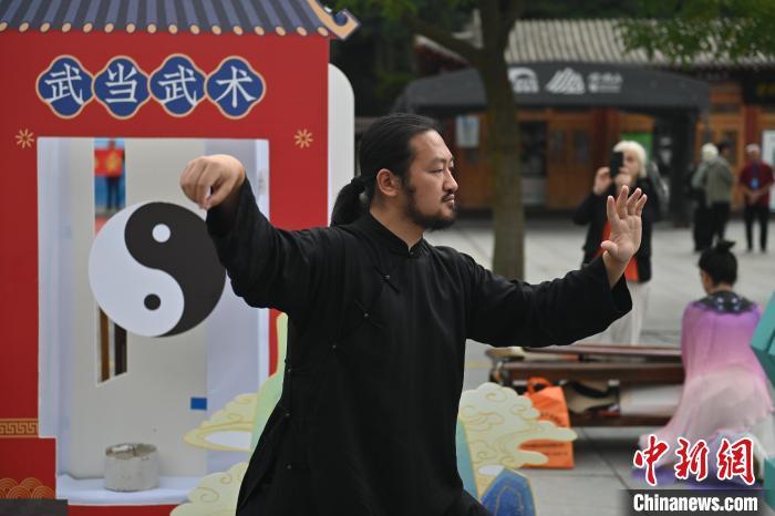 7月14日，甘肅省平?jīng)鍪嗅轻忌骄皡^(qū)內(nèi)，武當(dāng)玄武派傳承人展示武當(dāng)武術(shù)。7月13日至14日，“2024年北京體育大學(xué)第十五屆國際武術(shù)比賽交流大會暨首屆崆峒山國際武術(shù)大會”舉行，大會也在崆峒山景區(qū)進(jìn)行問道崆峒、武術(shù)高級研修班、崆峒拜師等系列活動(dòng)。中新社記者 李亞龍 攝</p>
<p>