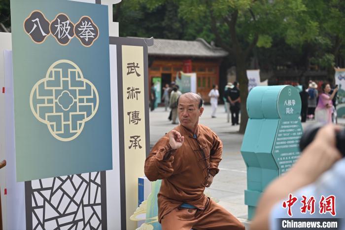 7月14日，甘肅省平?jīng)鍪嗅轻忌骄皡^(qū)內(nèi)，八極拳傳承人展示八極拳。7月13日至14日，“2024年北京體育大學(xué)第十五屆國際武術(shù)比賽交流大會暨首屆崆峒山國際武術(shù)大會”舉行，大會也在崆峒山景區(qū)進(jìn)行問道崆峒、武術(shù)高級研修班、崆峒拜師等系列活動(dòng)。中新社記者 李亞龍 攝</p>
<p>