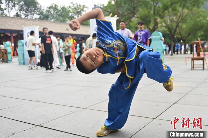 7月14日，甘肅省平?jīng)鍪嗅轻忌骄皡^(qū)內(nèi)，小朋友展示查拳。7月13日至14日，“2024年北京體育大學(xué)第十五屆國際武術(shù)比賽交流大會暨首屆崆峒山國際武術(shù)大會”舉行，大會也在崆峒山景區(qū)進(jìn)行問道崆峒、武術(shù)高級研修班、崆峒拜師等系列活動(dòng)。中新社記者 李亞龍 攝</p>
<p>