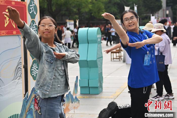 7月14日，甘肅省平?jīng)鍪嗅轻忌骄皡^(qū)內(nèi)，霍氏練手拳傳承人、霍元甲玄孫女霍靜虹(右)教授武術(shù)愛好者霍氏練手拳。7月13日至14日，“2024年北京體育大學(xué)第十五屆國際武術(shù)比賽交流大會暨首屆崆峒山國際武術(shù)大會”舉行，大會也在崆峒山景區(qū)進(jìn)行問道崆峒、武術(shù)高級研修班、崆峒拜師等系列活動(dòng)。中新社記者 李亞龍 攝</p>
<p>