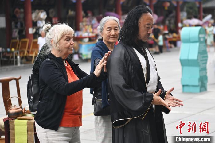 7月14日，甘肅省平?jīng)鍪嗅轻忌骄皡^(qū)內(nèi)，外籍武術(shù)愛好者感受青城武術(shù)。7月13日至14日，“2024年北京體育大學(xué)第十五屆國際武術(shù)比賽交流大會暨首屆崆峒山國際武術(shù)大會”舉行，大會也在崆峒山景區(qū)進(jìn)行問道崆峒、武術(shù)高級研修班、崆峒拜師等系列活動(dòng)。中新社記者 李亞龍 攝</p>
<p>