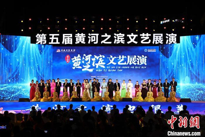 7月19日晚，第五屆黃河之濱文藝展演在蘭州體育文化廣場開幕。張曦予 攝