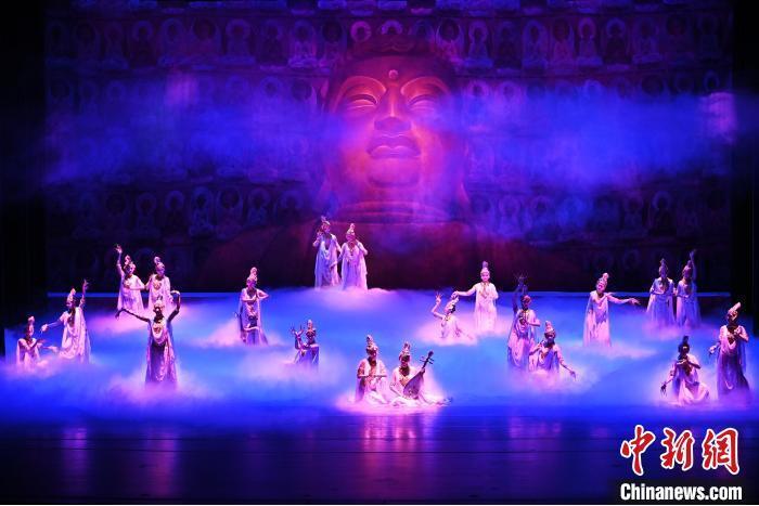 7月18日晚，中國經(jīng)典舞劇《絲路花雨》在甘肅蘭州黃河劇院進(jìn)行演出。中國經(jīng)典舞劇《絲路花雨》迎來45周年，7月17日-8月4日在蘭州開啟為期多天的駐場演出。該舞劇取材于敦煌莫高窟壁畫，集中國霓裳羽衣舞、敦煌舞、印度舞、黑巾舞、波斯馬鈴舞等于一身，自1979年演出至今，該劇先后在40多個(gè)國家和地區(qū)演出近4000場，觀眾550多萬人次。中新社記者 李亞龍 攝</p>
<p>