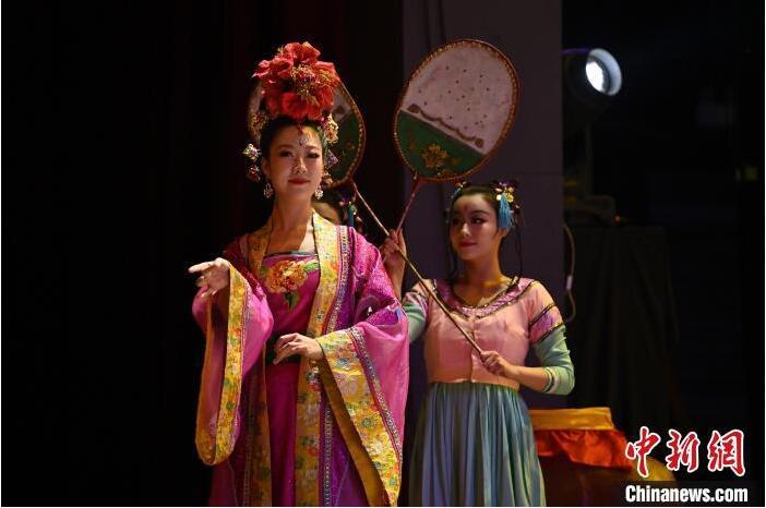 7月18日晚，中國經(jīng)典舞劇《絲路花雨》在甘肅蘭州黃河劇院進(jìn)行演出。中國經(jīng)典舞劇《絲路花雨》迎來45周年，7月17日-8月4日在蘭州開啟為期多天的駐場演出。該舞劇取材于敦煌莫高窟壁畫，集中國霓裳羽衣舞、敦煌舞、印度舞、黑巾舞、波斯馬鈴舞等于一身，自1979年演出至今，該劇先后在40多個(gè)國家和地區(qū)演出近4000場，觀眾550多萬人次。中新社記者 李亞龍 攝</p>
<p>