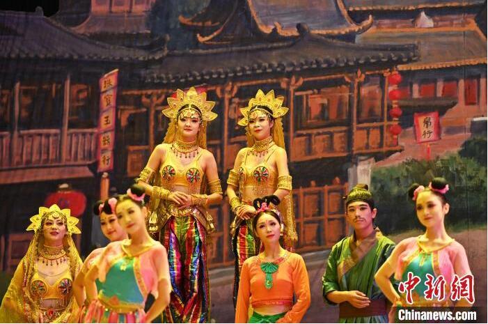 7月18日晚，中國經(jīng)典舞劇《絲路花雨》在甘肅蘭州黃河劇院進(jìn)行演出。中國經(jīng)典舞劇《絲路花雨》迎來45周年，7月17日-8月4日在蘭州開啟為期多天的駐場演出。該舞劇取材于敦煌莫高窟壁畫，集中國霓裳羽衣舞、敦煌舞、印度舞、黑巾舞、波斯馬鈴舞等于一身，自1979年演出至今，該劇先后在40多個(gè)國家和地區(qū)演出近4000場，觀眾550多萬人次。中新社記者 李亞龍 攝</p>
<p>
