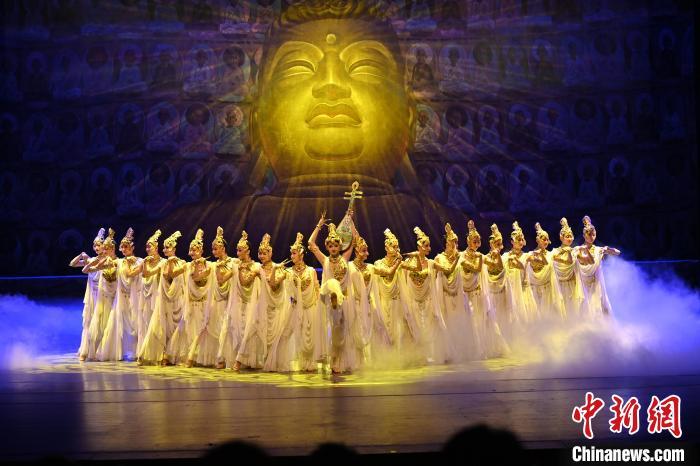 7月18日晚，中國(guó)經(jīng)典舞劇《絲路花雨》在甘肅蘭州黃河劇院演出。李亞龍 攝