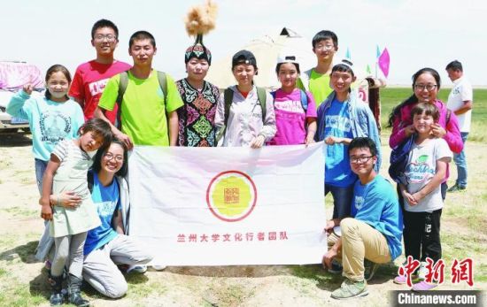 圖為蘭州大學文化行者團隊走進民族社區(qū)。(資料圖)蘭州大學供圖