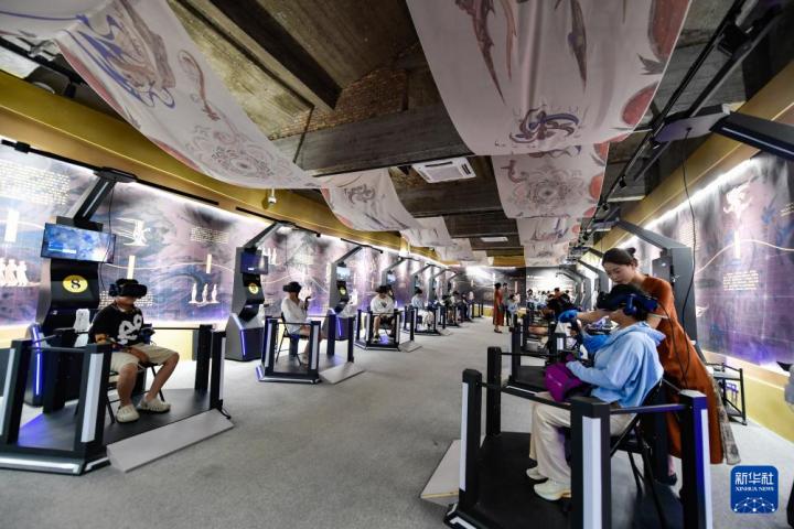 7月22日，游客線下體驗(yàn)“尋境敦煌——數(shù)字敦煌沉浸展”。新華社記者 郎兵兵 攝</p>
<p>