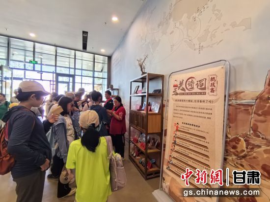 近日，玉門關(guān)遺址景區(qū)開啟了一場精彩紛呈的玉關(guān)詩詞挑戰(zhàn)賽，吸引眾多游人參與其中。玉門關(guān)遺址景區(qū)供圖