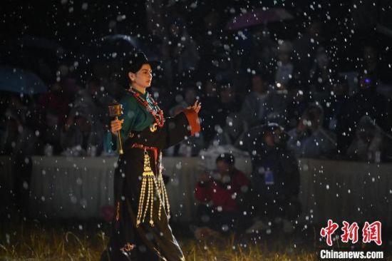 圖為2024年8月6日晚大賽現(xiàn)場模特進行比賽。李亞龍 攝