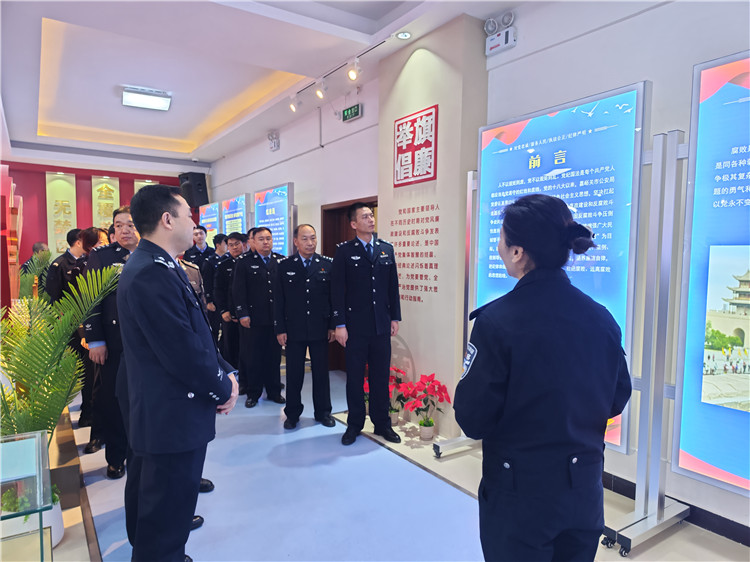 嘉峪關(guān)市公安局明珠路派出所參觀市公安局紀法廉政警示教育基地。.jpg