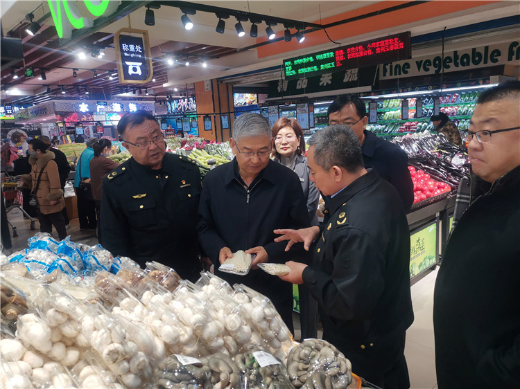 圖為市委常委、市紀委書記、市監(jiān)委主任張學勇調(diào)研食品安全責任包保企業(yè)西部天地商貿(mào)有限責任公司.jpg